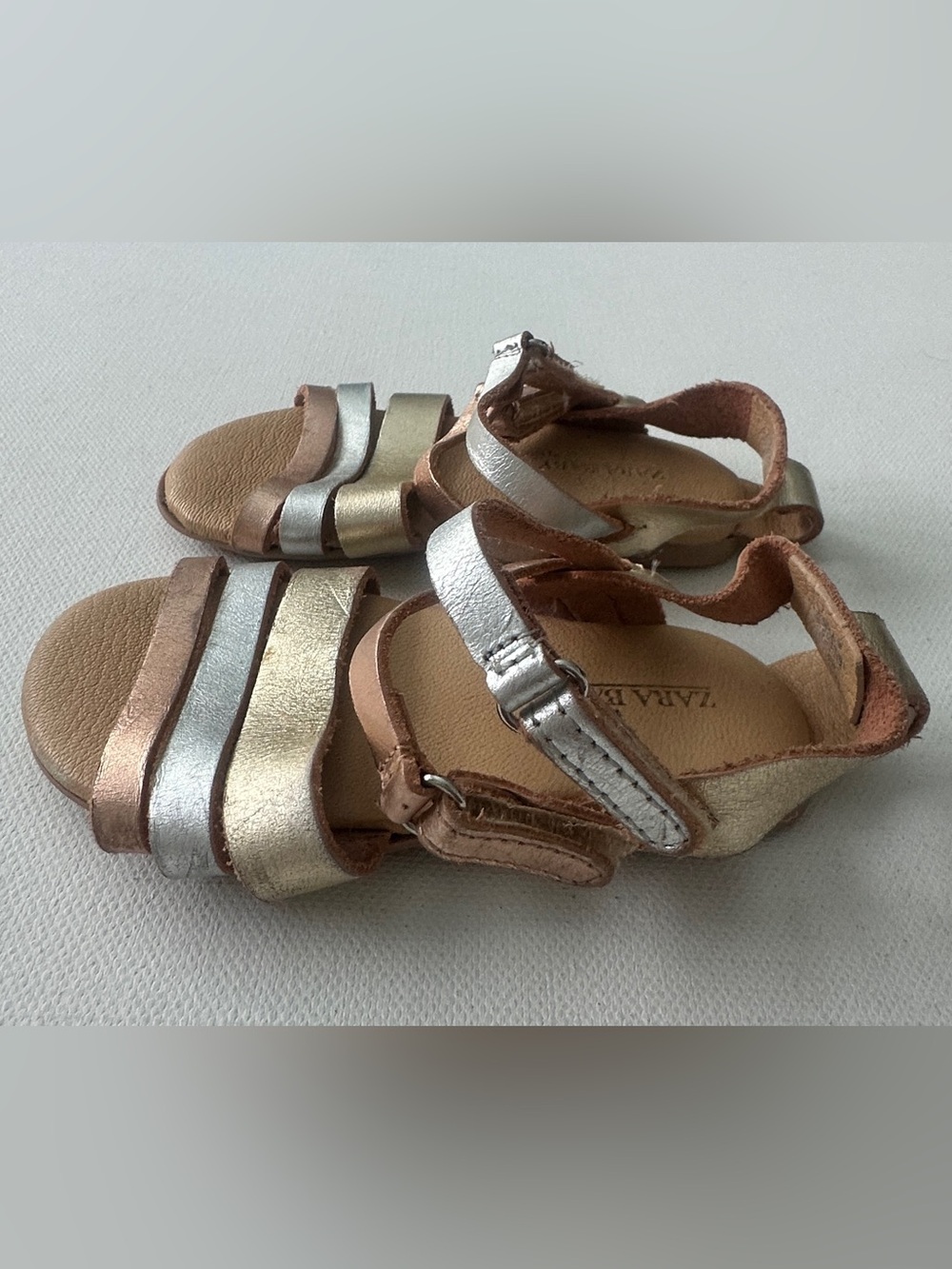 Zara by girl’s Metallic Triple-Stripe Sandals. Size 20 UE - 4.5 to 5 US.